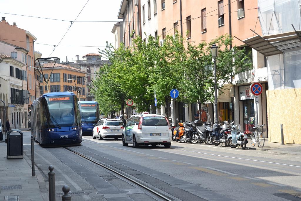 DSC_0076_Padua heeft een prachtige tram die geruisloos door de straten glijdt. Hij heeft rechts een rail in het midden en daarnaast rubberbanden.JPG